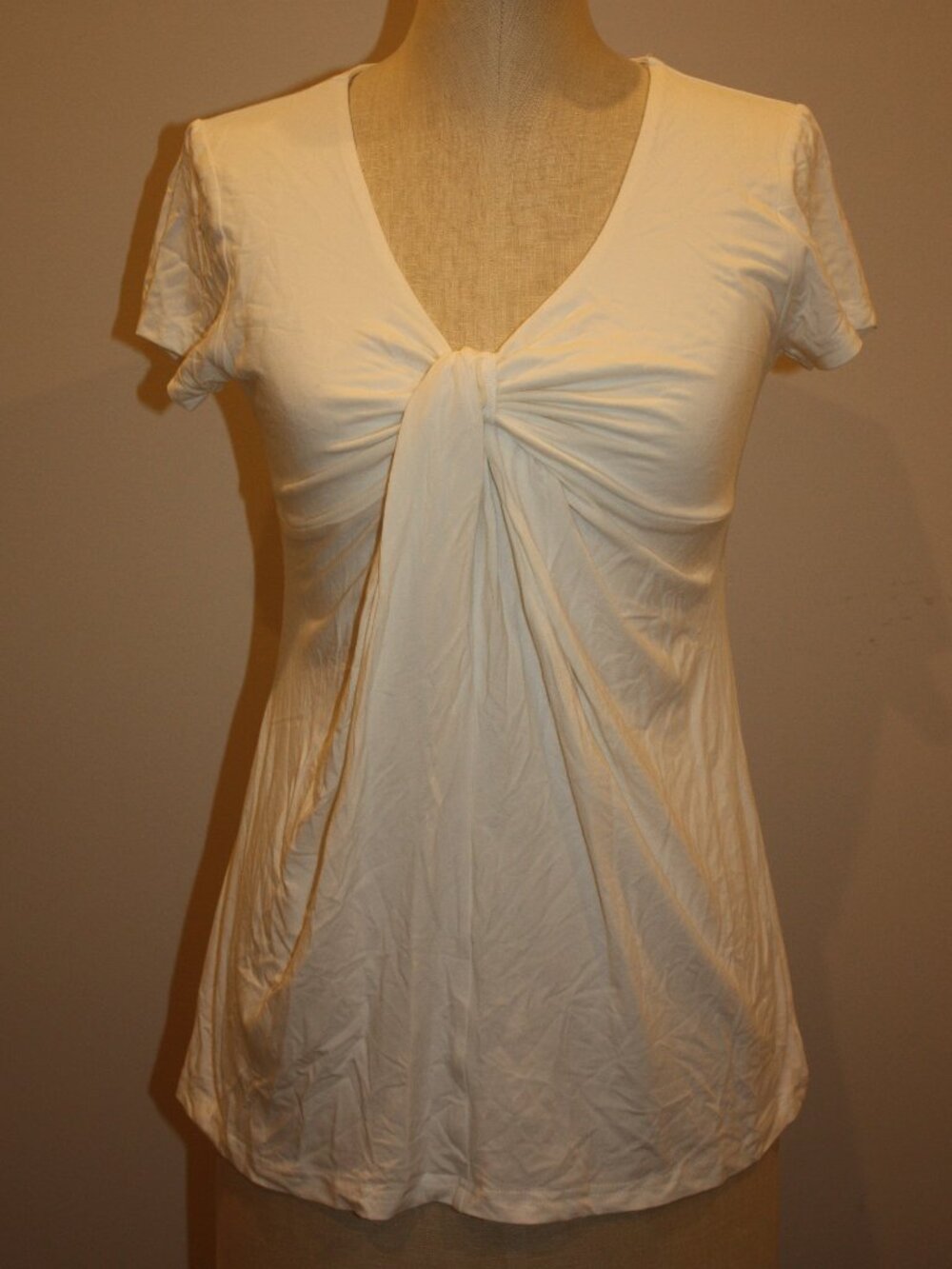 NWT AMELIE BOUTIK WHITE TOP SHIRT WITH KNOT DETAIL ACCENT CLEAVAGE - MEDIUM 4 6